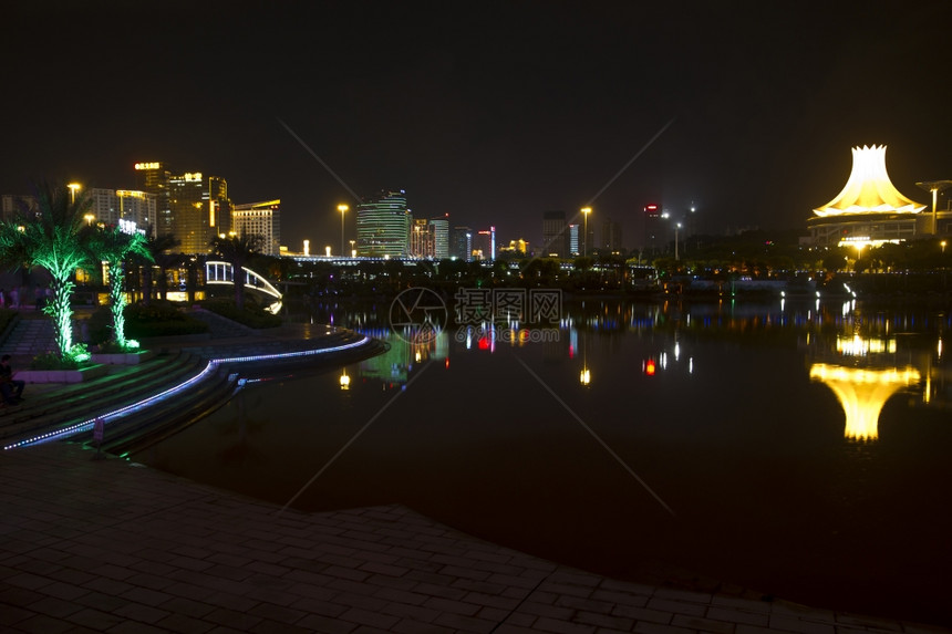 美丽的城市夜景和反射图片