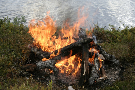 火湖清境湖边的营火背景