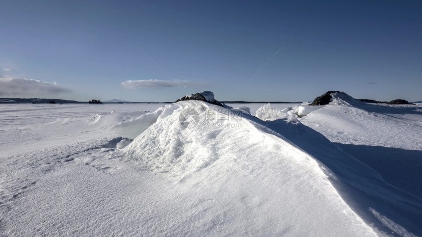 冰冻湖泊和蓝天空的冬季风景图片
