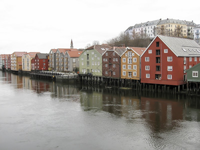 挪威特隆海姆滨边的多彩房屋图片