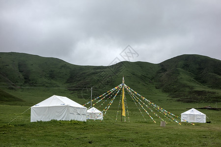 四川山区多彩的佛教旗帜和帐篷图片