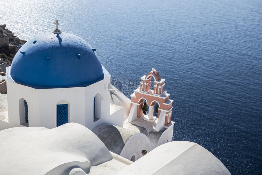 希腊SantoriniOia村的蓝色和白教堂图片