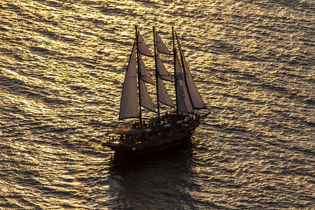 游船和在克里州桑托尼的日落图片