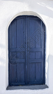 希腊圣托里尼的蓝门和白房子图片