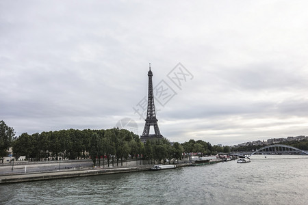 来自法国巴黎河流的埃菲尔塔图片
