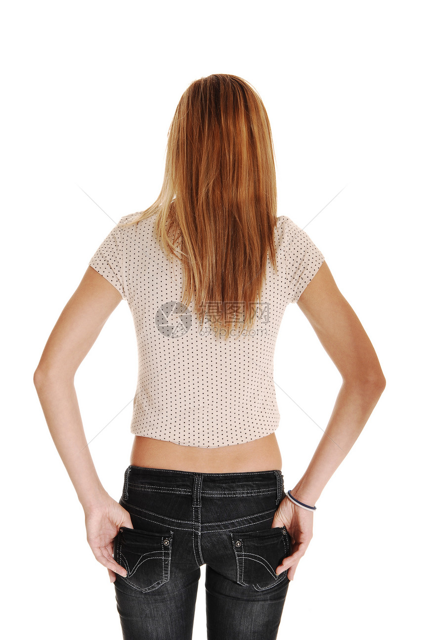 身穿灰色牛仔裤的金发红年轻女子背面穿白衣的美甲图片