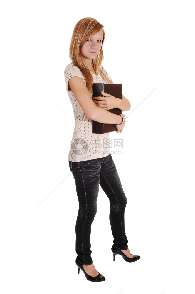 一个漂亮女人站在工作室拿着一个大书架胸口穿灰色牛仔裤和米毛衣白背景图片