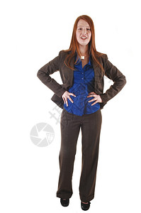 一位红头发的年轻女商人站在工作室穿着棕色衣服和蓝衬衫白底衣图片