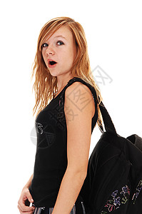 一个年轻的青少背包在上学路的肩膀白色背景图片