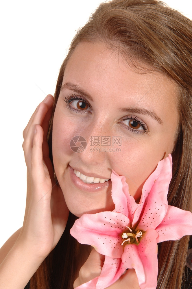 近身头部拍到一个美丽的女人拿着丝绸粉红色的百合丽微笑着镜头图片