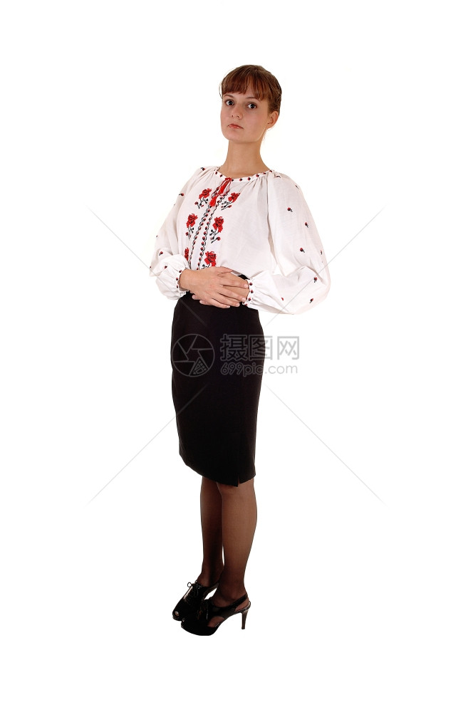 一个16岁的漂亮少女穿着裙子白衬衫重装和高跟鞋站在工作室里寻找白背景图片