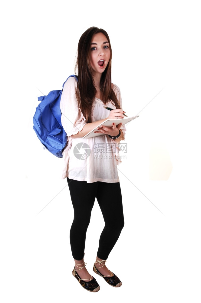 一个奇怪的青少年肩上带着蓝色的背包穿着超深的上衣和黑色紧身裤手里拿着笔记本白图片