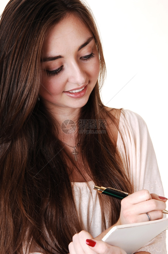 一位美丽的女孩肖像特写手里拿着笔记本长的黑发微笑着白背景图片