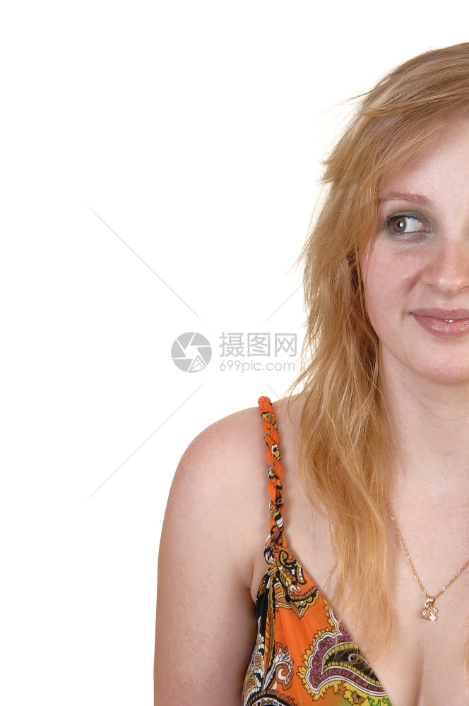 一个穿橙色裙子和金发的少女半脸左侧留下一个复制空间白色背景图片