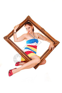 穿着红色蓝和黄条纹裙子的可爱女人正在寻找白色背景的图片框图片