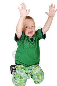 一个可爱的小孩跪在工作室的地板上拿着他的手白色背景的手图片