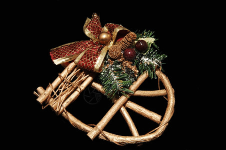 一个小型木制圣诞装饰品红弓和黑色背景的小壁画图片