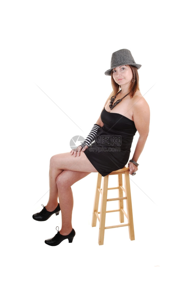 一名中年妇女穿着短黑色裙戴着灰的帽子在摄影棚拍肖像白色背景图片
