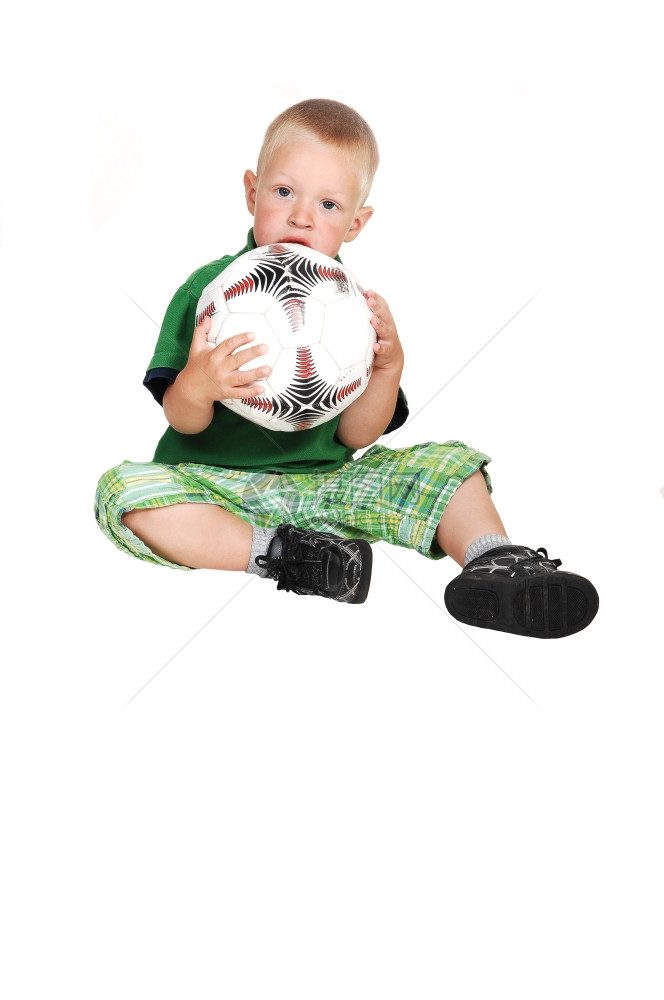 坐在工作室地板上的可爱小孩拿着一个大熊球在白色背景上图片