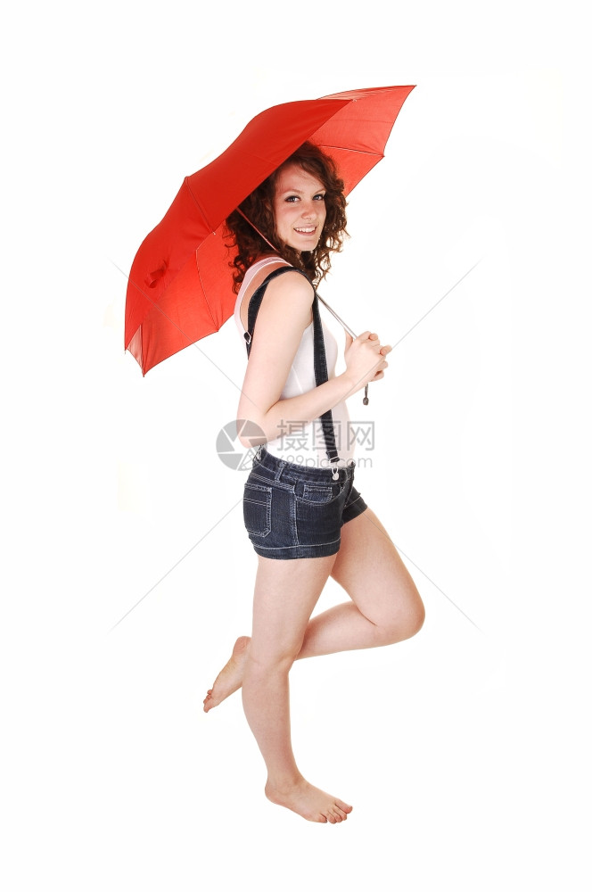 一个穿牛仔裤的年轻美女穿着短裤身吊带穿白色T恤赤脚图片