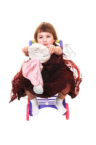 一个可爱的小女孩三岁穿着一件漂亮的布根迪礼服带着她的情趣白背景图片