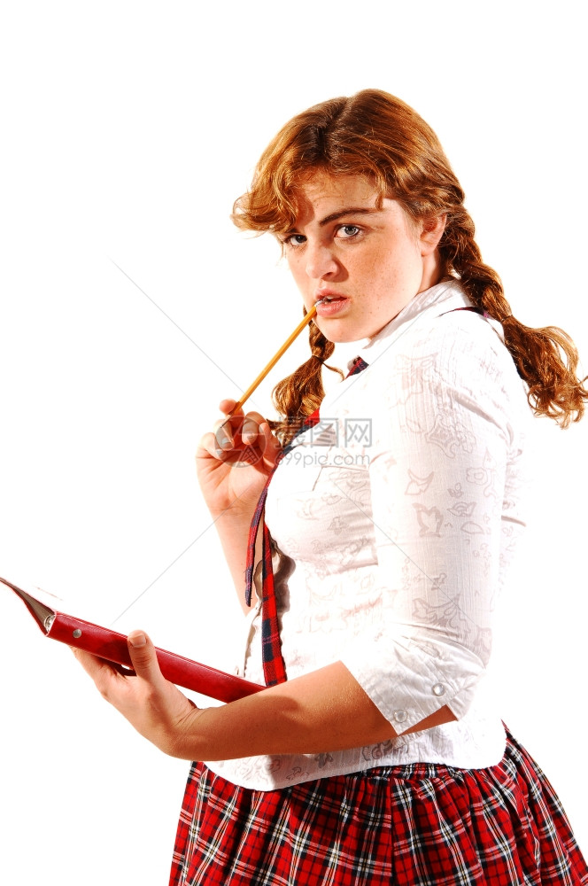 一个年轻女孩穿着白红头发和上衣穿着红色的书穿着白色的底裙和彩短拿着一本红色的书图片