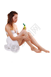 淋浴后坐在地上照顾腿的皮肤图片