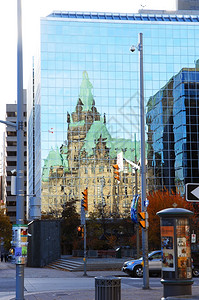加拿大议会楼的一部分在渥太华的玻璃高升大楼中变软在阳光明媚的一天里图片