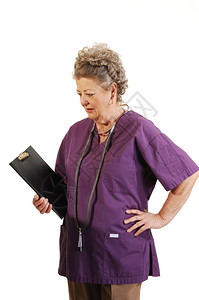 一位长年护士身着袍顶部颈有听诊器手剪切板在白种背景上图片