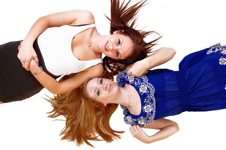 两个长发的女人头部躺在地板上单发一个黑高清图片