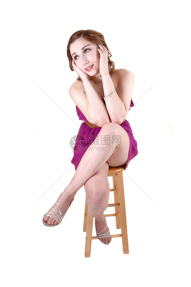 一个可爱的年轻少穿着粉红色的裙子坐在椅上她的腿长得满手握着她脸图片