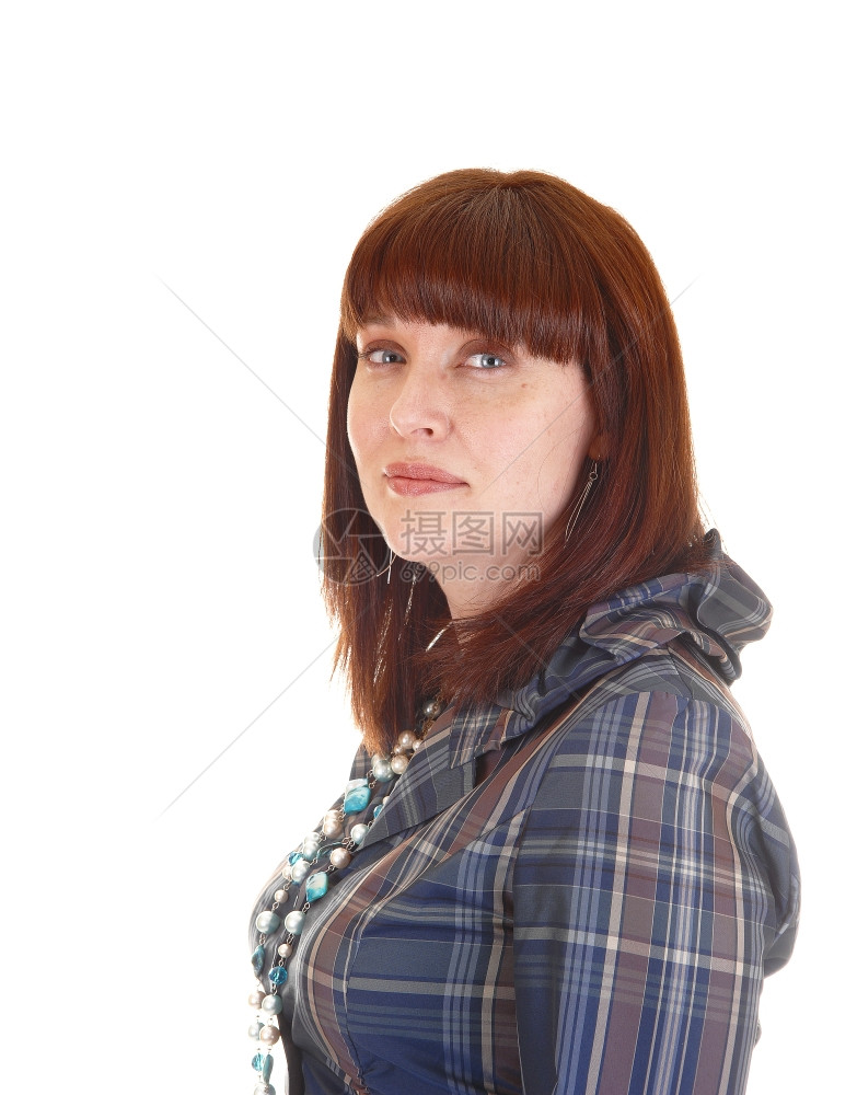 一张可爱的四十岁女人肖像红发和蓝色的上衣白背景的简介图片