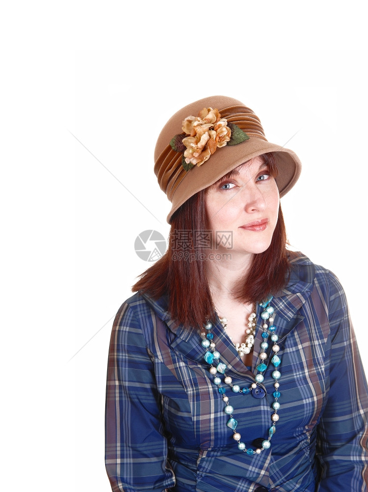 一位四十多岁的可爱女士坐在一张红头发的肖像画上穿着棕发的穿着蓝色衣衫的白底图片