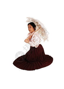 穿着旧装的马来西亚女士跪在地板上穿着长堡裙刺绣的日光伞白色长堡裙图片