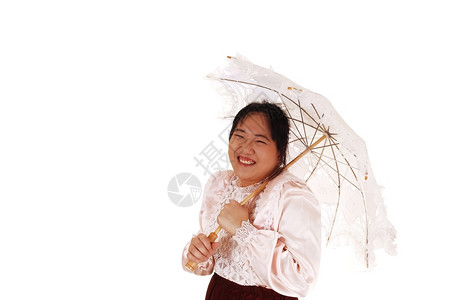 一位马拉扬妇女穿着面罩戴刺绣的太阳伞微笑在镜头中寻找白色背景图片
