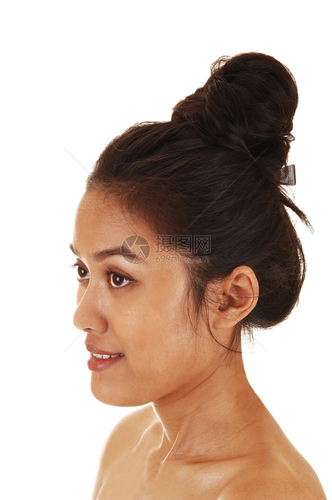 一个漂亮而瘦的亚洲女人长发和白背景的免费肩膀剖面图片