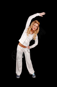 一个穿着白色西装的可爱年轻女子站着弯曲的操控长金发黑底图片