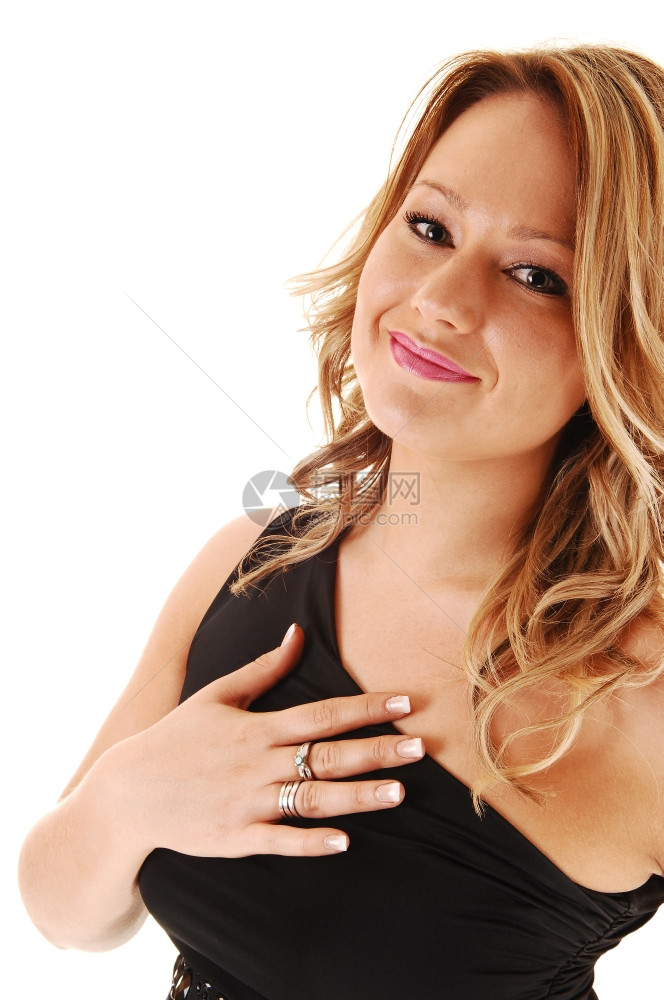 一张美丽的金发女人肖像照片身着黑色裙子微笑着手放在胸前白色背景图片