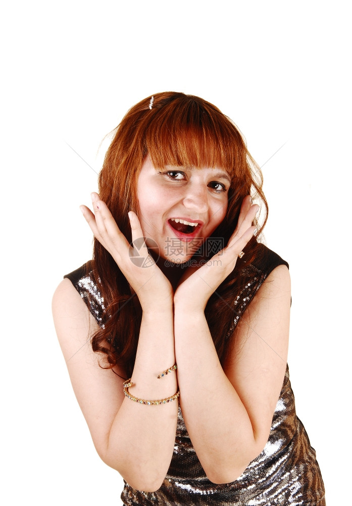 一个漂亮的年轻女人长发红装扮成肖像拍摄白色背景双手在她的脸上笑图片