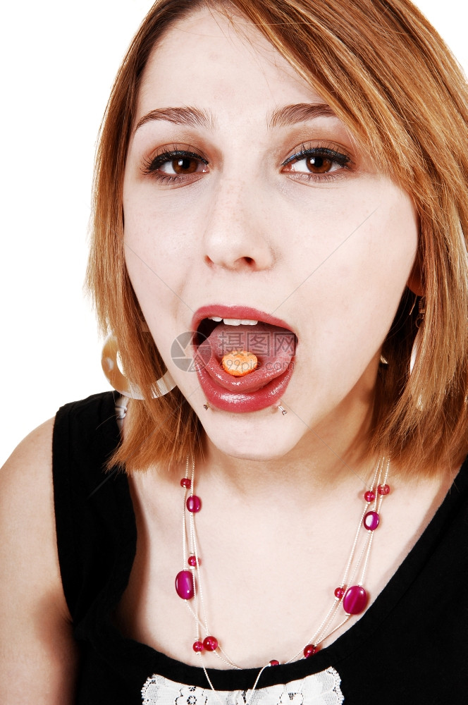一个年轻的少女带着她嘴妻子张开舌头上还戴了药片图片