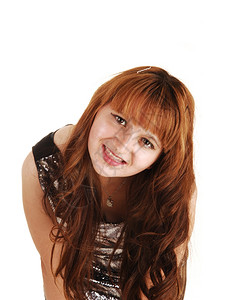 一位可爱的年轻女子红发亮特写着白色背景在工作室里微笑在镜头中图片