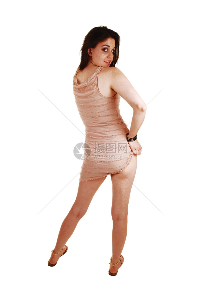 一个可爱的年轻女人穿着美甲站在后面白方举起她的裙子看上去更感图片