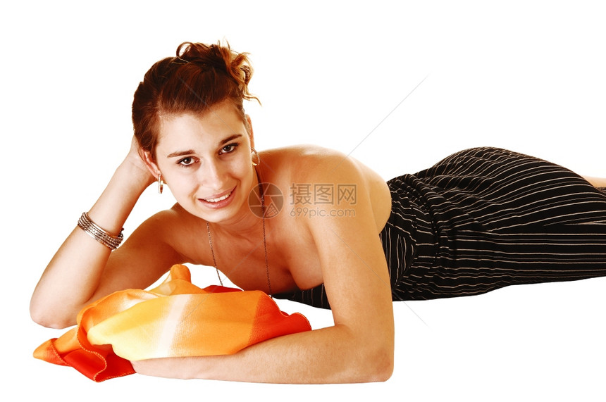 一个穿着黑色条纹衣服的可爱年轻女子躺在地上抱着头和彩色围巾白背景图片