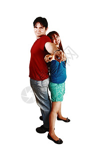 一对年轻夫妇背靠为白景站着用手指对相机两个方向图片
