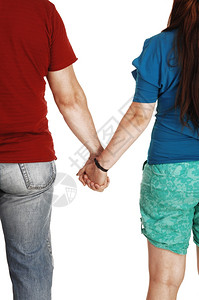 一对年轻夫妇站在后面寻找白背景两人只有半身短裤牛仔红色和蓝上衣图片