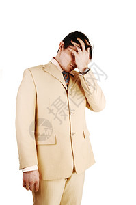 一个商人站在米色西装举起手来为自己破产感到羞耻白种背景图片
