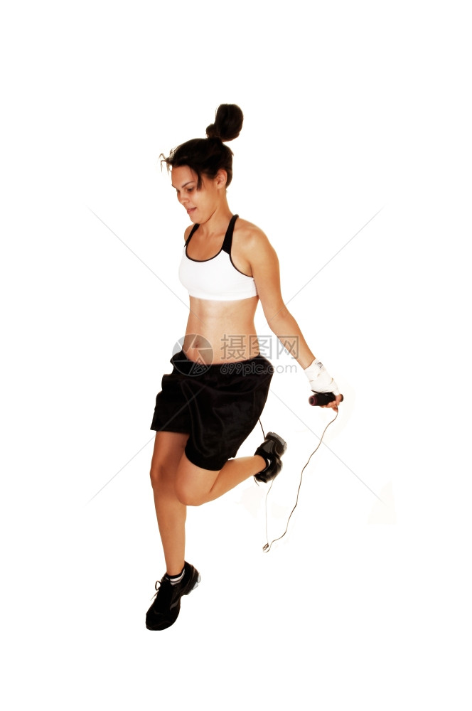 一名身穿运动胸罩和黑拳手短裤的年轻女子正在接受拳击训练以参加下一场拳击比赛以获得白背景图片