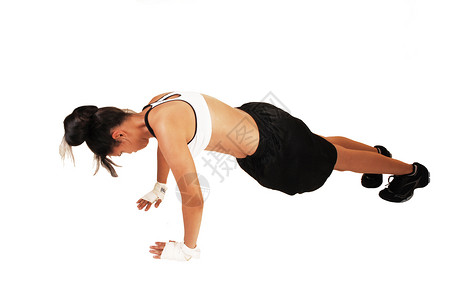 一位年轻女子在准备打拳击时受过艰苦的训练躺在地上做许多俯卧撑白底图片