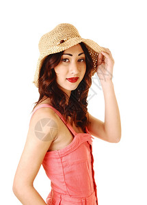 一个穿粉红色裙子的漂亮女人穿着草帽长的黑发穿着白色背景的肖像拍摄图片