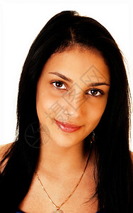 一个年轻的少女身着肖像照长的黑头发微笑白背景图片